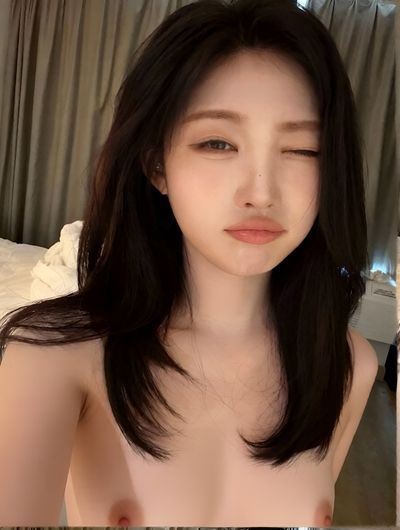 Sihyeon - shows tits