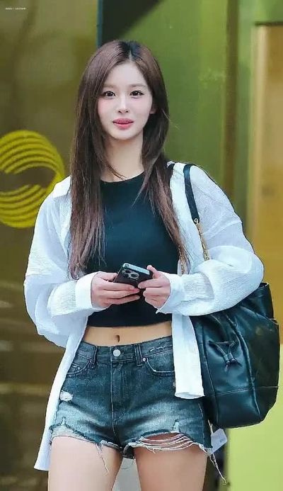 Sullyoon - shows tits