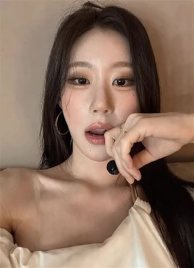 Chaeryeong - gives handjob