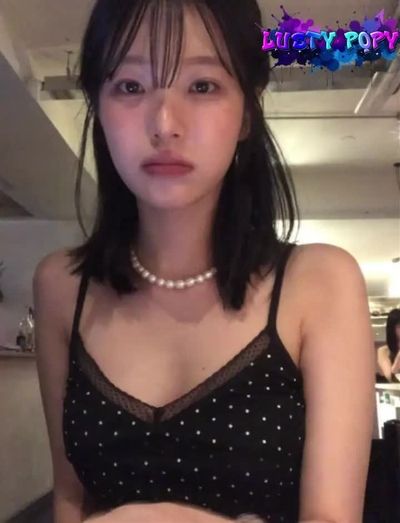 Jiheon - shows tits