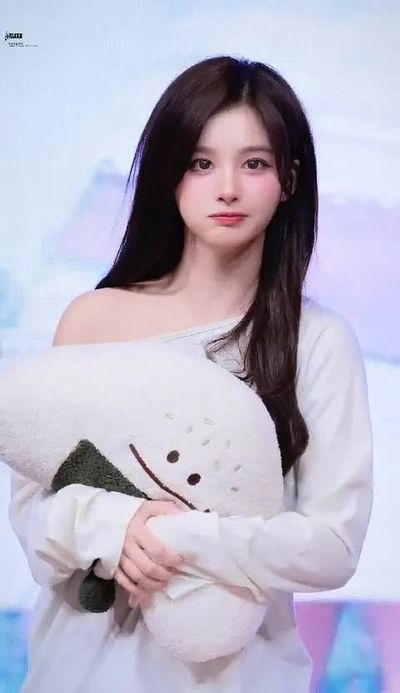 Sullyoon - shows tits