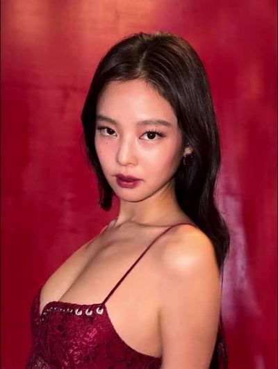 Jennie - shows boobs