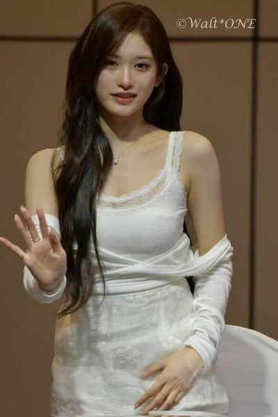 Leeseo - shows boobs