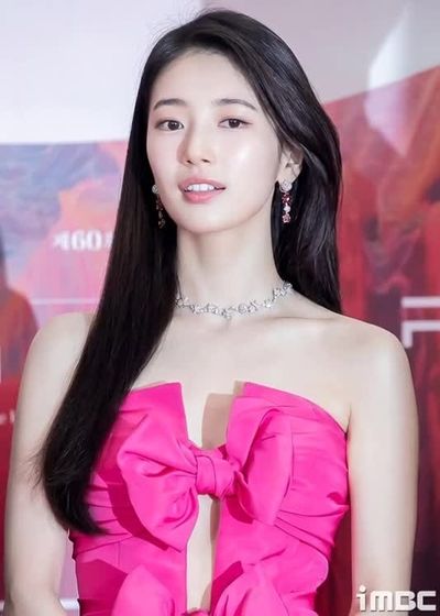 Suzy - shows tits