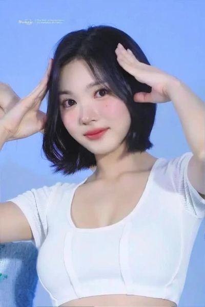 Jiwoo - shows boobs