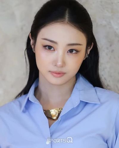 Gawon - shows tits