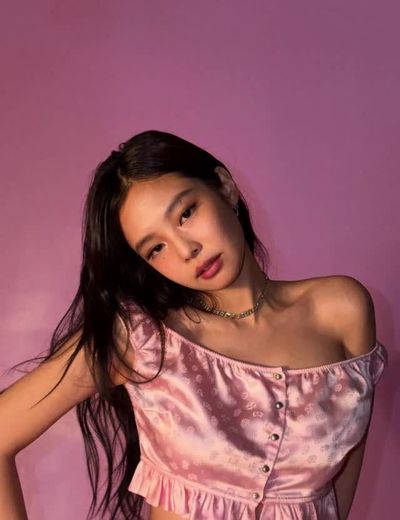 Jennie - shows tits