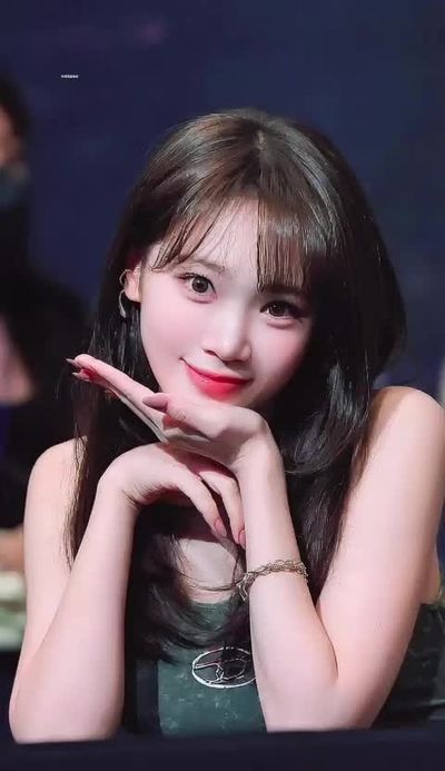 Chaewon - shows tits