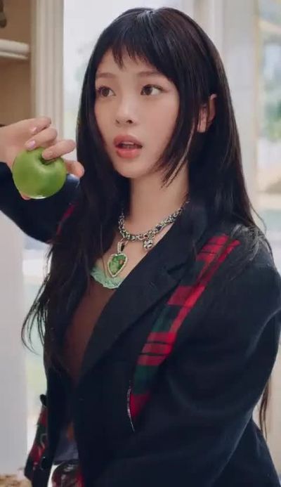 Hanni - shows boobs