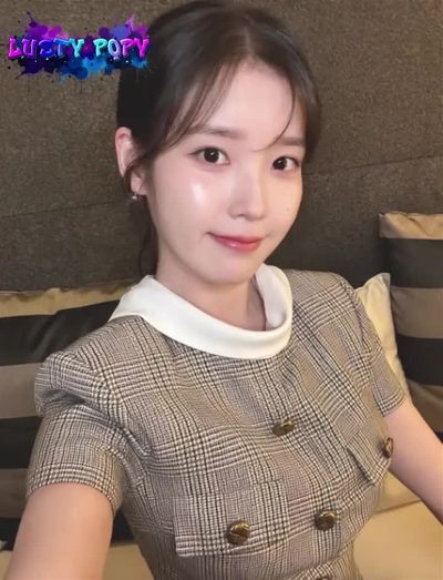 IU - shows tits