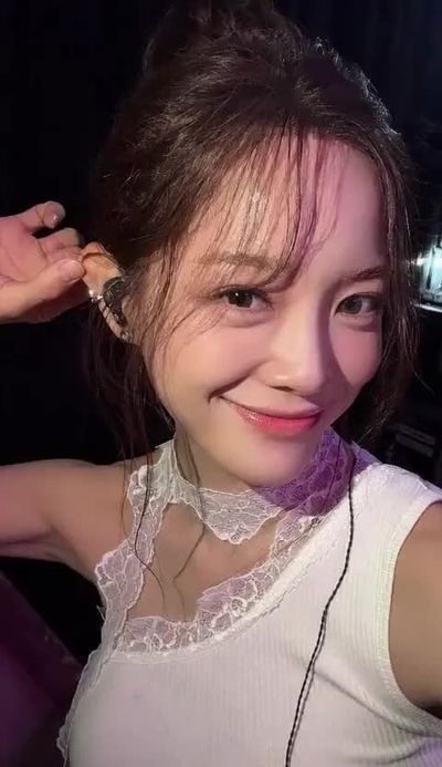 Sejeong - shows tits