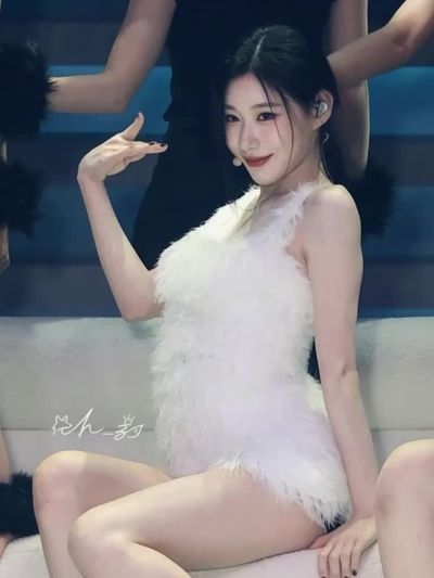 Chaeryeong - play with pussy