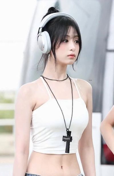 Ahyeon - shows tits