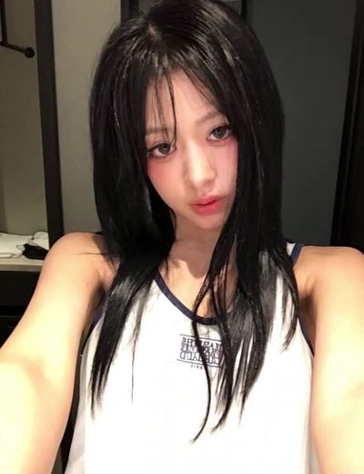 Ahyeon - shows tits