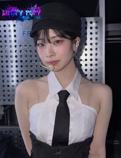 Dahyun - shows tits