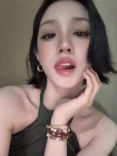 Yuqi - handjob