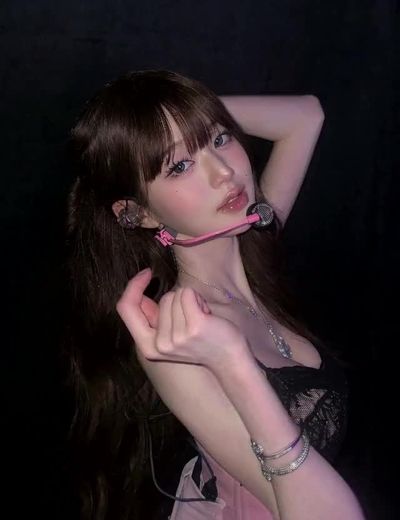 Wonyoung - shows tits