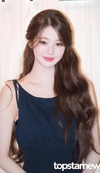 Wonyoung - shows tits