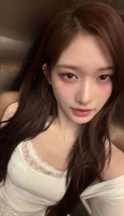 Leeseo - shows tits
