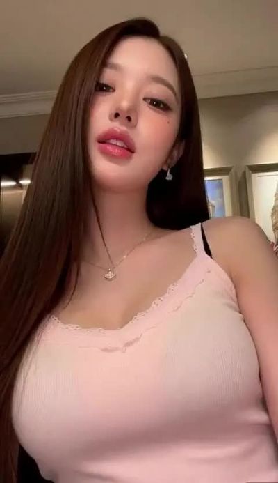 Wonyoung - shows tits