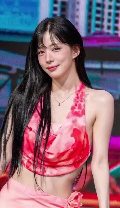 Chaeyoung - shows tits