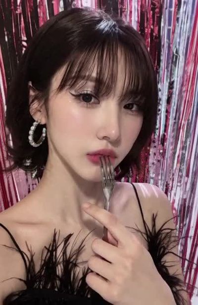 Yoohyeon - nude