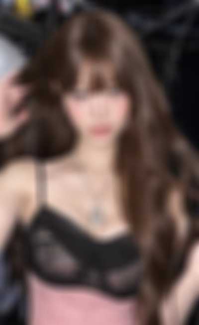 Wonyoung - shows tits