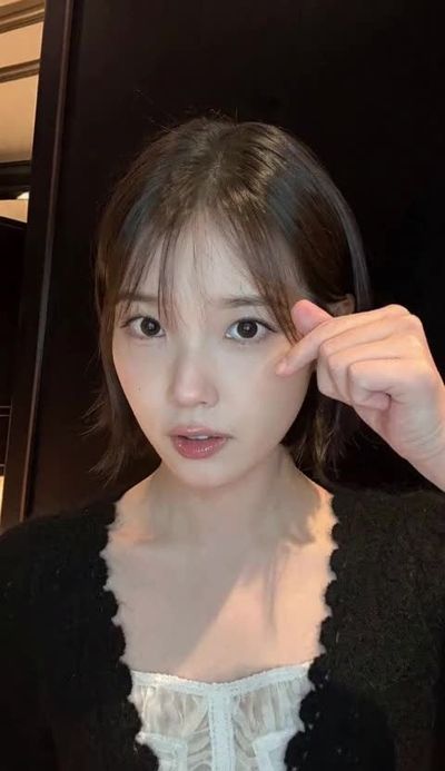 IU - shows tits