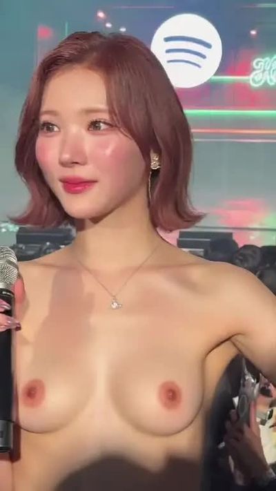 Jiwoo - shows tits