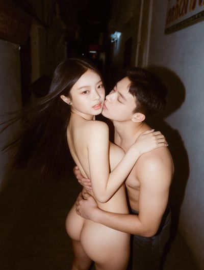 Hanni - nude