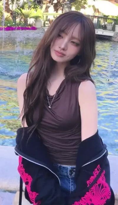 Liz - naked