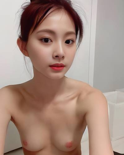 Tzuyu - shows tits