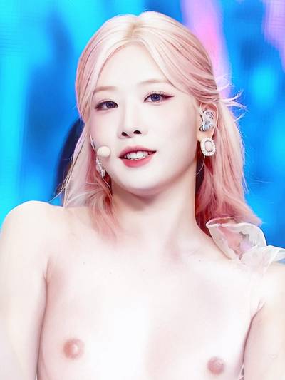 Kim Lip - shows tits stage