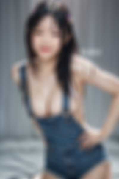 Hanni - nude