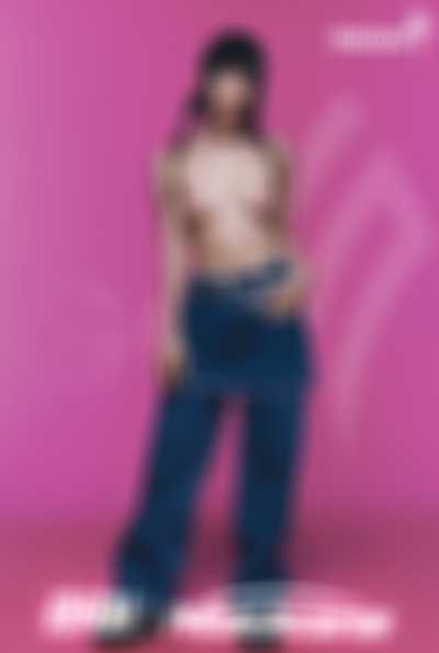 Hanni - shows tits