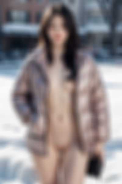 Han So Hee - public nude
