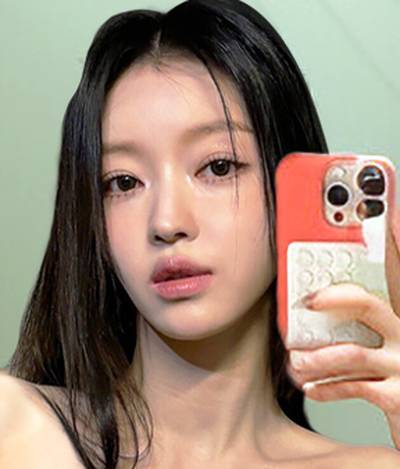 YooA - nude selfie