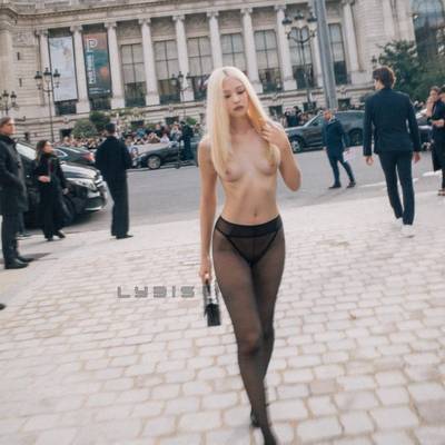 Jennie - public nude